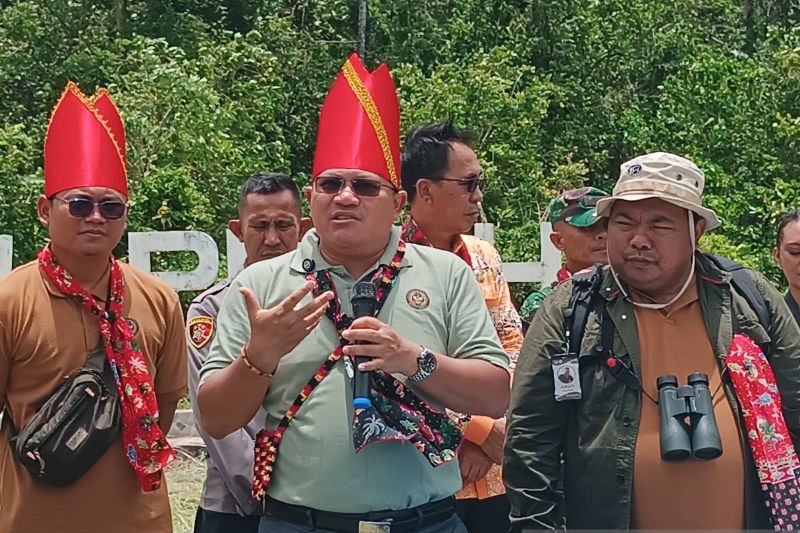 Staf Ahli Bidang Inovasi dan Kreativitas Kementerian Pariwisata dan Ekonomi Kreatif, Restog Krisna Kusuma (tengah). ANTARA/Karel A Polakitan