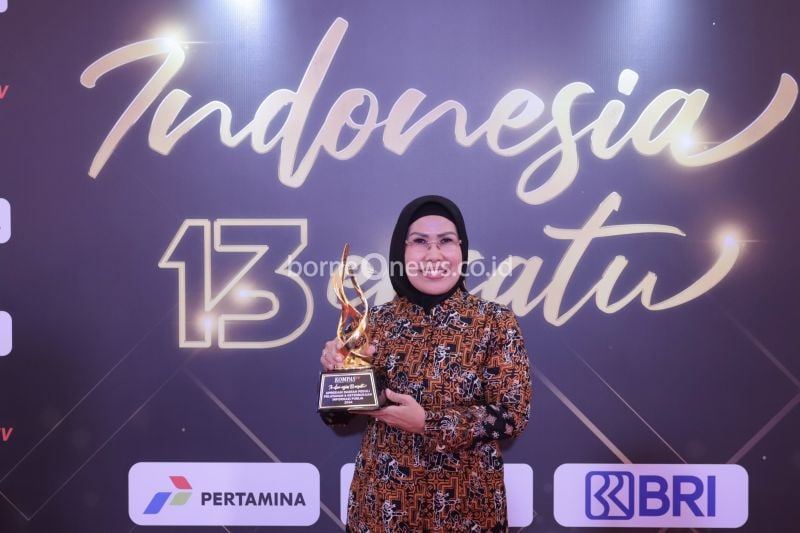 Bupati Serang Ratu Tatu Chasanah terima penghargaan bidang apresiasi daerah peduli pelayanan dan keterbukaan informasi publik pada HUT Kompas TV ke 13, di Jakarta Selatan, Rabu (11/9/2024). (ANTARA/HO-Pemkab Serang)
