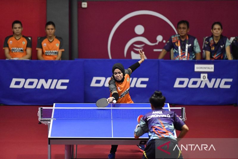 Petenis meja DKI Jakarta Rina (kiri) mengembalikan bola saat bertanding melawan petenis meja Gorontalo Anna (kanan), pada penyisihan beregu putri tenis meja PON XXI Aceh - Sumut di GOR Angsapura Medan, Sumatera Utara, Selasa (10/9/2024). ANTARA FOTO/Iggoy el Fitra/nz/am.