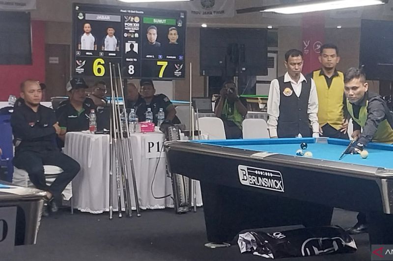 Pebiliar dari tim Sumatera Utara Punguan Hasiholan Sihombing berlaga dalam partai final nomor 10 ball double putra cabang biliar PON Aceh-Sumut 2024 di Pardede Hall, Medan, Kamis (12/9/2024). Pungunan bersama rekannya Jefry Zen keluar sebagai juawa setelah mengalahkan wakil Jawa Barat Irsal Afrinneza Nsaution/Erwin dengan skor akhir 8-6. (ANTARA/Aloysius Lewokeda)