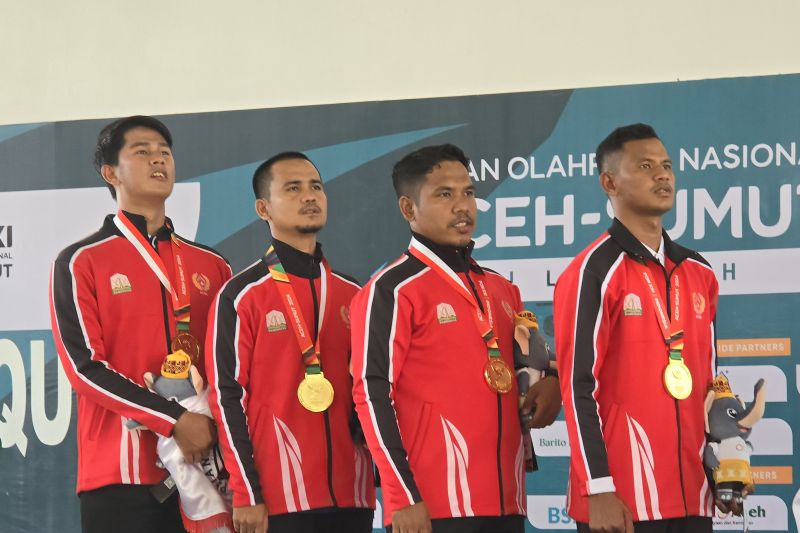 Tim petanque (kiri ke kanan Putra Sukma Cahydi, Agus Maulizar, Ali Aruansah, M Muslim Harliza) berhasil meraih medali emas di nomor beregu putra di Sport Center USK, Banda Aceh pada Kamis (12/9). ANTARA/Hendri Sukma Indrawan