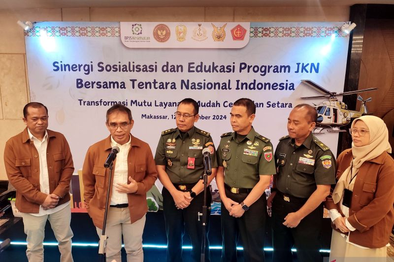 Direktur Kepesertaan BPJS Kesehata David Bangun (dua kiri) menjawab pertanyaan wartawan didampingi Kepala BPJS Kesehatan Cabang Utama Makassar Muhammad Aras (kiri), Kepala Pusat Kesehatan TNI Mayjen TNI Yenny Purnama (tiga kiri), Kasdam XIV/Hasanuddin Brigjen TNI Rusmili (tiga kanan), Dircab Puskesad Brigjen TNI Djanuar Fitriadi (dua kanan) dan Deputi Direksi BPJS Kesehatan Wilayah IX Yessi Kumalasari (kanan) seusai saresehan di Makassar, Sulawesi Selatan, Kamis (12/9/2024). ANTARA/Darwin Fatir