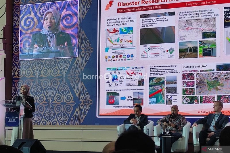 A researcher with the BRIN's Geological Disaster Research Center, Nuraini Rahma Hanifa, introducing disaster technology innovations at the Asia Disaster Management and Civil Protection Expo and Conference (ADEXCO) and the Global Forum for Sustainable Resilience (GFSR) at JIExpo, Kemayoran, Jakarta, on Thursday (September 12, 2024). (ANTARA/M. Riezko Bima/rst)