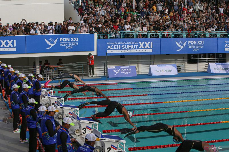 Pertandingan selam kolam nomor 200 meter bifins putri pada ajang PON XXI Aceh-Sumut di Kolam Renang Tirta Raya, Banda Aceh, Kamis (12/9/2024). (ANTARA/Khalis Surry)