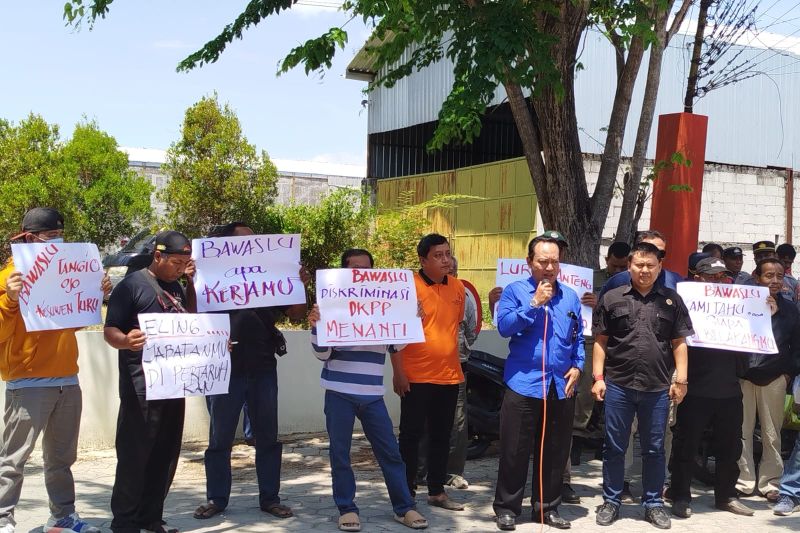 Sekelompok massa saat menggelar unjuk rasa di depan kantor Bawaslu Ponorogo, Kamis (12/9/2024) ANTARA/HO - Prastyo
