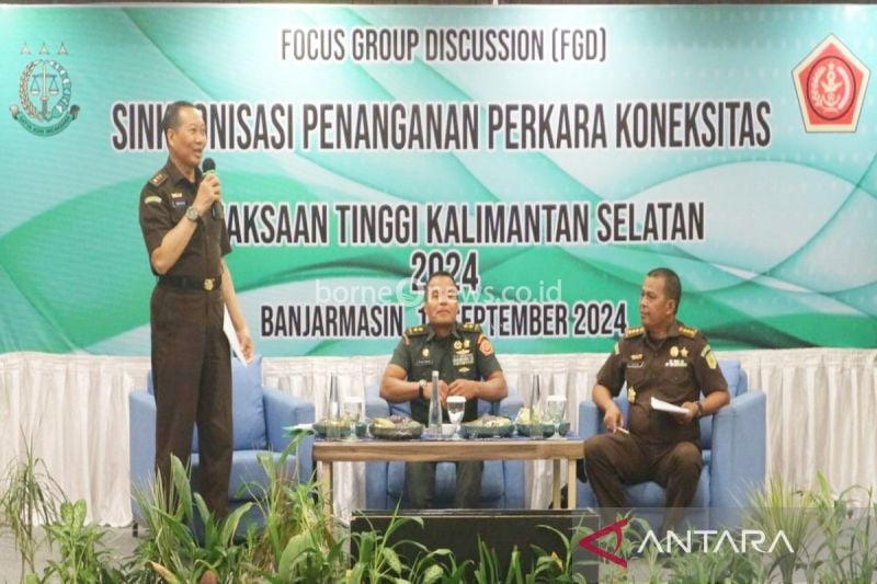 Jampidmil Mayor Jenderal TNI Dr. Wahyoedho Indrajit (kiri) sebagai pembicara utama pada acara FGD sinkronisasi penanganan perkara koneksitas yang digelar Kejati Kalsel, di Banjarmasin, Kamis (12/9/2024). ANTARA/Firman