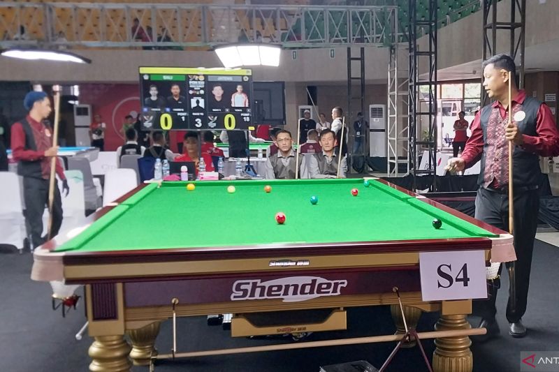 Pebiliar tim Bali I Kadek Sugiarto (kanan) berlaga dalam partai final kelas snooker six red double cabang biliar PON Aceh-Sumut 2024 di Pardede Hall, Medan, Selasa (10/9/2024). Sugiarto bersama rekannya I Putu Edi Wirawan meraih medali emas pertama mereka setelah mengalahkan wakil Jawa Tengah Ricky Yang dan Yoni R dengan skor akhir 3-1. (ANTARA/Aloysius Lewokeda)