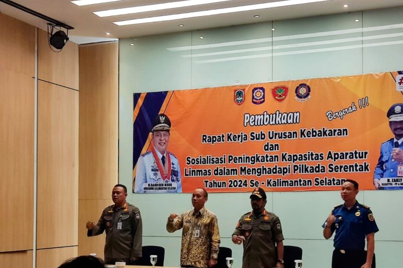 Staf Ahli Bidang Hukum dan Politik Provinsi Kalimantan Selatan Adi Santoso (kedua kiri) saat Rapat Kerja Sub Urusan Kebakaran dan Sosialisasi Peningkatan Kapasitas Aparatur Linmas Saat Menghadapi Pilkada Serentak Tahun 2024 di Banjarmasin, Kamis (12/9/2024). (ANTARA/HO-Pemprov Kalsel)