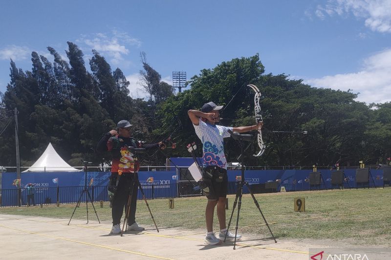 Atlet panahan Papua, Catur Wuri Adi Nugroho (kiri) dan atlet asal Jawa Tengah, Hendika Pratama Putra (kanan) yang mendapatkan poin seri 141-141 pada semifinal divisi compound putra dalam Pekan Olahraga Nasional (PON) XXI/2024 Aceh-Sumatera Utara di Stadion Harapan Bangsa, Banda Aceh, kembali beradu dalam satu kali tembakan yang menghasilkan Catur sebagai pemenang dengan skor 9-8, Kamis (12/9/2024). ANTARA/Risky Syukur