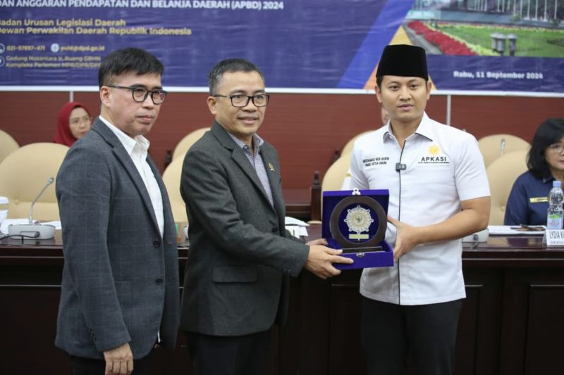 Bupati Trenggalek sekaligus Wakil APKASI, Mochamad Nur Arifin menerima cinderamta usai mengikuti rapat desimenasi BULD DPD RI di gedung/ruang GBHN Gedung Nusantara V Kompleks Parlemen Senayan (ANTARA/HO - Prokopim Trenggalek)