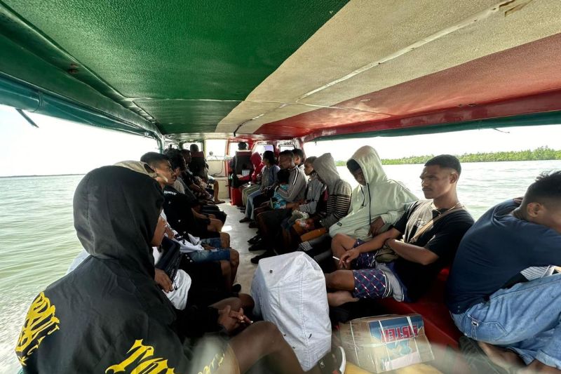 Polda Kalimantan Utara berhasil menggagalkan upaya penyelundupan 21 Pekerja Migran Indonesia (PMI) dan seorang anak di perairan Tarakan. (ANTARA/HO-Humas Polda Kaltara)