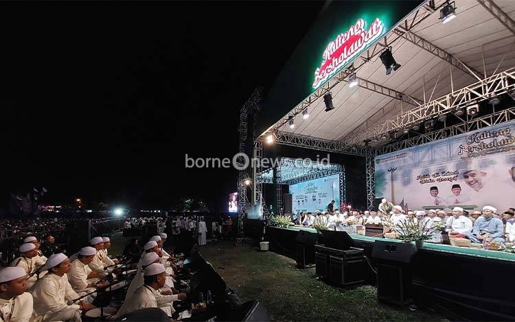 Warga Penuhi Stadion Panunjung Tarung Kapuas Hadiri Kalteng Bersholawat
