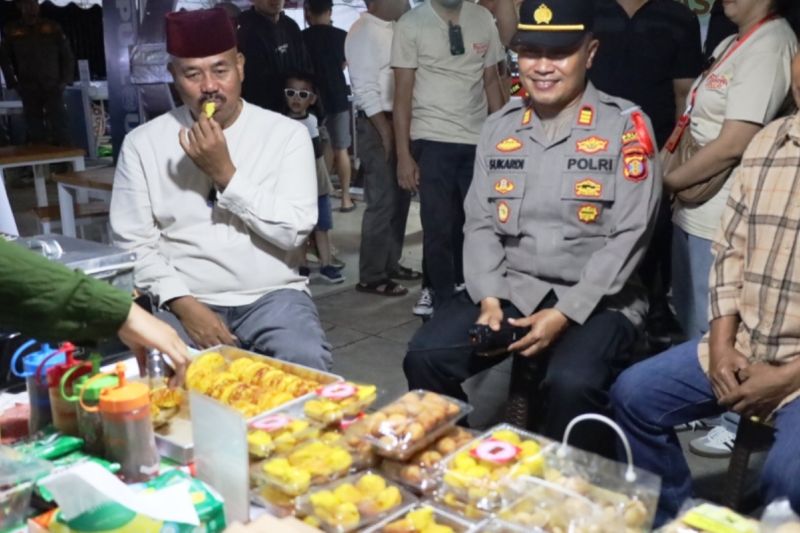 Bupati Kukar Edi Damansyah bersama Kapolsek Tenggarong AKP Sukardi menikmati makanan ringan di Tenggarong Pujasera Space (Antara/ HO Prokom Kukar)