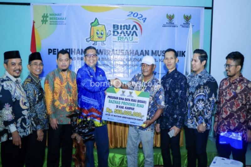 Baznas Riau menyerahkan uang pembinaan kepada 107 Mustahil Kampar dalam Program Bina Daya Riau dan Pelatihan Kewirausahaan. ANTARA/HO-Baznas Riau