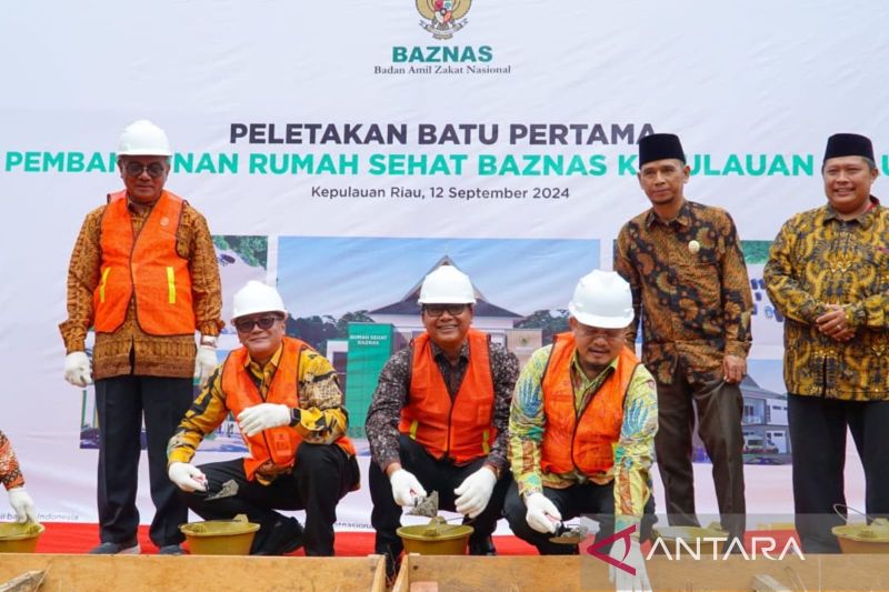 Seremoni peletakkan batu pertama Rumah Sehat Baznas oleh Deputi II Baznas RI Imdadun Rahmat (tengah) beserta pemangku kepentingan terkait di Tanjungpinang, Kepulauan Riau. (ANTARA/HO-Baznas RI)
