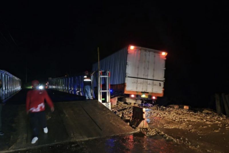 Jalan Riau-Sumbar Longsor, Arus Lalu Lintas Diberlakukan Buka Tutup