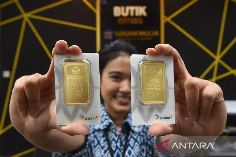 Pegawai menunjukkan emas Antam yang dijual di Butik Emas Logam Mulia PT. Aneka Tambang (Antam), Jakarta, Kamis (22/8/2024). ANTARA FOTO/Indrianto Eko Suwarso/Spt/am.