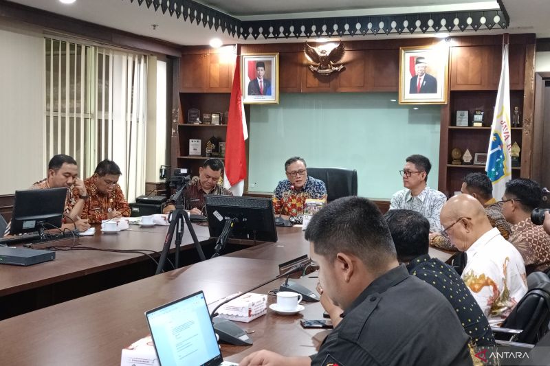 Audiensi Pemerintah Kota Jakarta Pusat (Pemkot Jakpus) dan Badan Pengawas Pemilu (Bawaslu) Jakarta Pusat terkait persiapan Pemilihan Kepala Daerah (Pilkada) 2024 di Ruang Rapat Wali Kota, Kantor Wali Kota Jakarta Pusat, Kamis (12/9/2024). ANTARA/Siti Nurhaliza