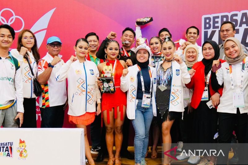 Sejumlat atlet dan official PON Nusa Tenggara Barat (NTB) merayakan keberhasilan atlet-atlet meraih medali di sejumlah cabang olahraga di PON Aceh-Sumut 2024. (ANTARA/KONI NTB).