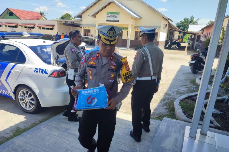 Satuan Lalu Lintas Palangka Raya Salurkan Sembako ke Ponpes