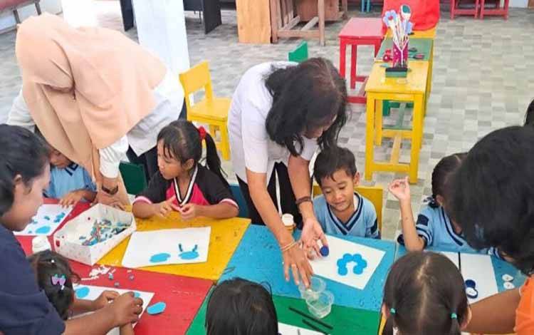 DLH Palangka Raya Edukasi Anak-anak TK Tentang Daur Ulang Sampah Organik