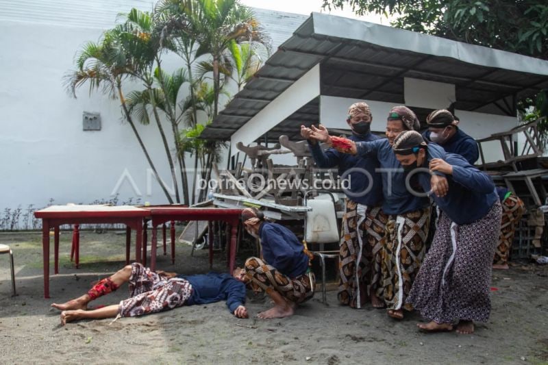 Abdi dalem Kraton Yogyakarta mengikuti simulasi bencana gempa bumi di Kompleks Kraton Yogyakarta, DI Yogyakarta, Selasa (26/4/2022). Simulasi penanganan gempa bumi dan kebakaran dilakukan untuk melatih kesiapsiagaan abdi dalem Kraton Yogyakarta dalam merespon potensi bencana guna mengurangi resiko dampak yang ditimbulkan. ANTARA FOTO/Hendra Nurdiyansyah/foc.