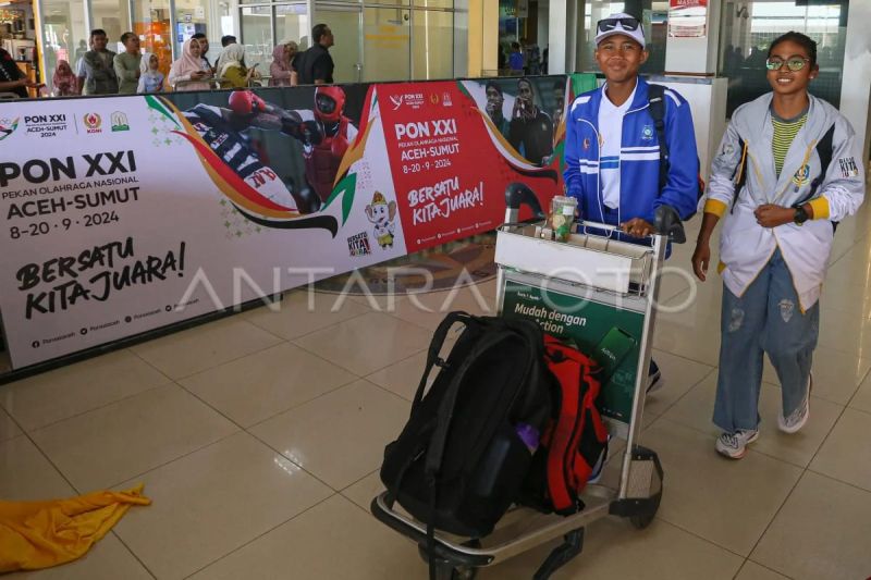 Dua atlet asal Provinsi Kepulauan Riau (Kepri) tiba di Bandara Internasional Sultan Iskandar Muda (SIM) Aceh Besar, Aceh, Sabtu (31/8/2024). Atlet dari berbagai provinsi di Indonesia berdatangan ke Aceh menjelang penyelenggaraan Pekan Olahraga Nasional (PON) XXI Aceh-Sumut yang akan dibuka secara resmi oleh Presiden Joko Widodo pada 9 September 2024 di Stadion Harapan Bangsa, Banda Aceh. ANTARA FOTO/Khalis Surry ((ANTARA/Khalis Surry))