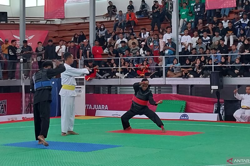 Pesilat asal Nusa Tenggara Timur Antonius Efren Tuke Eduk berlaga dalam partai final kategori tanding kelas A +45 s/d 50kg putra cabang pencak silat PON Aceh-Sumut 2024 yang berlangsung di GOR Veteran, Medan, Jumat. Antonus berhasil meraih medali emas setelah menaklukkan lawan pesilat asal Jawa Timur Muchamad Ilyasya dengan skor 20-4. (ANTARA/Aloysius Lewokeda)