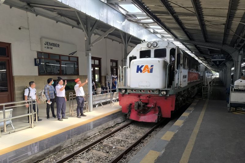 Foto dok. Petugas memberangkatkan kereta api di Stasiun Jember (ANTARA/HO-Humas KAI Jember)