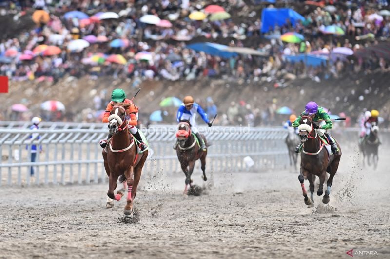 Joki pacuan kuda DKI Jakarta Ezra Tamunu (kiri) memacu kudanya dalam perlombaan pacuan kuda kelas C-1.600 M PON XXI Aceh-Sumut 2024 di Arena Pacuan Kuda Belang Bebangka, Kabupaten Aceh Tengah, Aceh, Kamis (12/9/2024). (ANTARA/Arnas Padda)