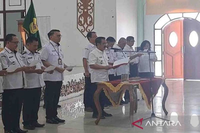 Penjabat Bupati Gunung Mas Herson B. Aden memimpin ikrar netralitas ASN di Kuala Kurun. (ANTARA/Chandra.)