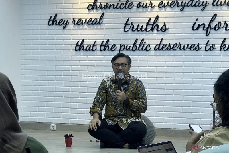 Direktur Jenderal Informasi dan Komunikasi Publik Kementerian Komunikasi dan Informatika Prabunindya Revta Revolusi saat ngopi bareng media di Jakarta, Jumat. (ANTARA/ Putri Hanifa)