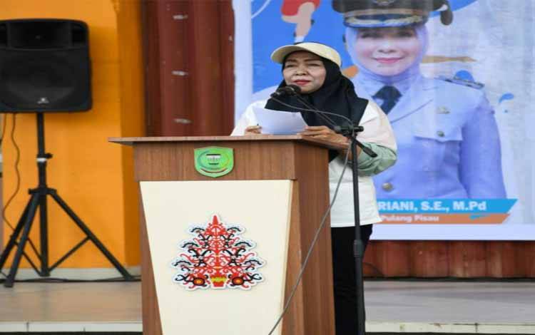 Asisten Setda Bidang Perekonomian dan Pembangunan Deni Widanarni mewakili Penjabat Bupati Pulang Pisau Nunu Andriani saat membacakan sambutan