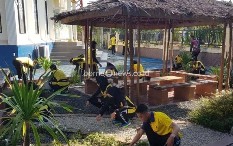 Polres Kapuas Gelar Baksos Bersihkan Masjid Peringati Maulid Nabi