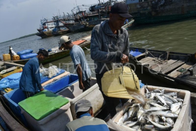 Pemkab Kotawaringin Timur Berikan Bantuan untuk Nelayan dan Budidaya Ikan