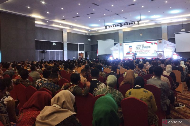 Ketua Bawaslu Sulteng Nasrun memberikan sambutan pada acara konsolidasi pengawasan tahapan Pemilihan Kepala Daerah Serentak di Provinsi Sulawesi Tengah di Kota Palu, Jumat (13/9/2024). (ANTARA/Fauzi Lamboka)