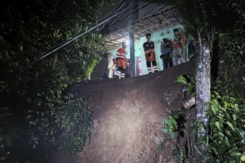 Peristiwa tanah longsor yang mengancam rumah warga di Kelurahan Rancamaya, Kota Bogor. (ANTARA/HO-BPBD Kota Bogor)