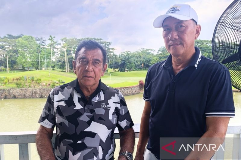 Ketua Umum Persatuan Golf Indonesia (PGI) Japto Soelistyo Soerjosumarno (kiri) saat ditemui di Royal Sumatra Golf Course, Medan, Sumatera Utara, Jumat (13/9/2024). (ANTARA/Agatha Olivia Victoria)