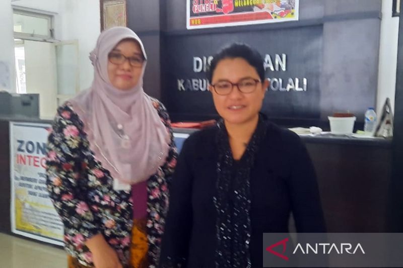Kepala Bidang Kesehatan Hewan Disnakkan Boyolali drh. Afiany Rifdania (kiri) saat mendampingi Kepala Disnakkan Boyolali, Lusi Dyah Suciati (kanan) di Boyolali. ANTARA/Bambang Dwi Marwoto