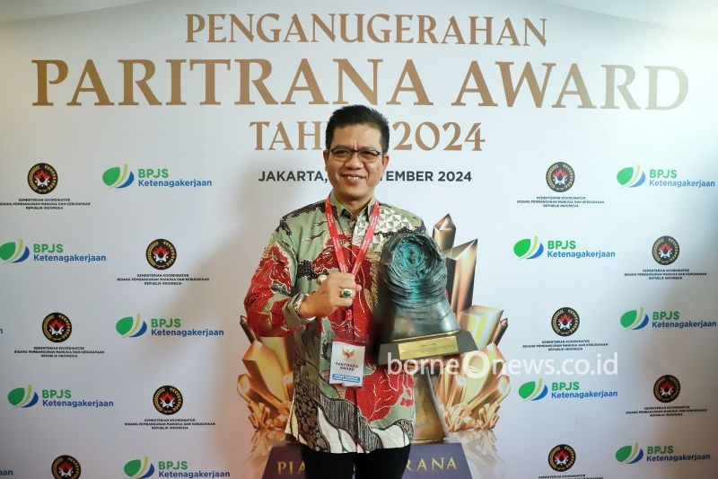 Bupati Bandung Dadang Supriatna saat mendapatkan penghargaan Paritrana Award 2024 di Plaza BPJamsostek Jakarta, Kamis (12/9/2024). ANTARA/HO-Pemkab Bandung