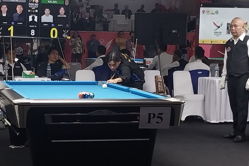 Pebiliar tim Kalimantan Selatan Noor Hidayattullah (kanan) berlaga pada final nomor 9 ball double putra cabang biliar PON Aceh-Sumut 2024 di Pardede Hall, Medan, Kamis (12/9/2024). Noor bersama pasangannya Jendy Apriadana berhasil memenangkan partai pamungkas untuk meraih medali emas setelah mengatasi perlawanan wakil Kepulauan Riau Andri/Albert dengan skor akhir 8-6. (ANTARA/Aloysius Lewokeda)