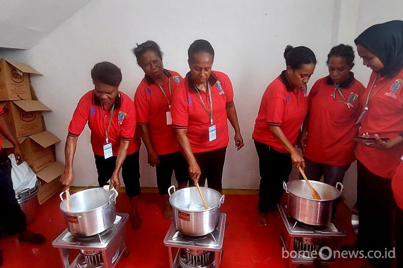 Mama-mama Papua tengah memproduksi batik pada pelatihan di Balai Pelatihan Vokasi dan Produktivitas Sorong, Jumat (13/9/2024). ANTARA/Yuvensius Lasa Banafanu