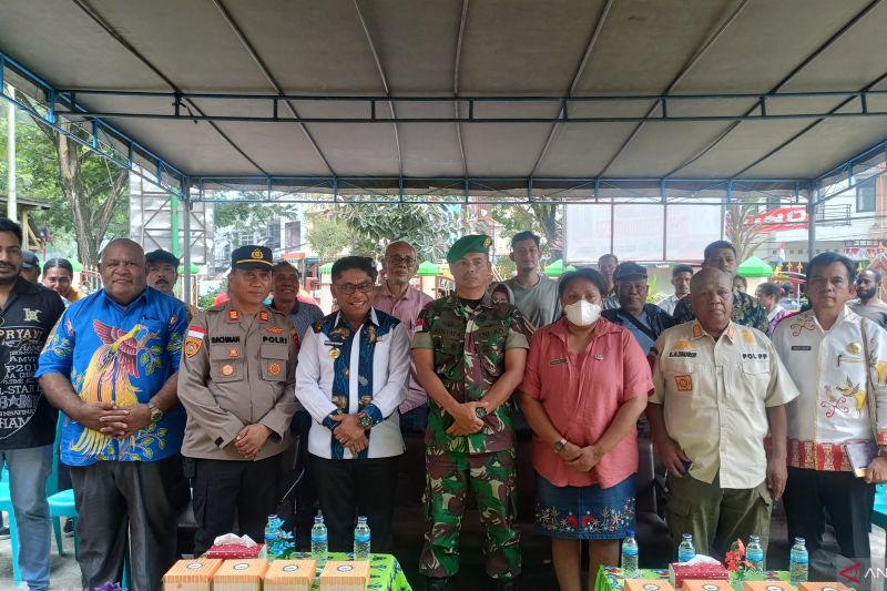 Foto bersama setelah kegiatan safari Penjabat Wali Kota Jayapura Christian Sohilait di Kelurahan Entrop, Jumat (13/9) (ANTARA/Ardiles Leloltery)