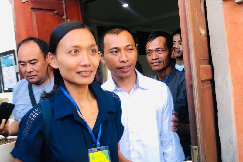 I Nyoman Sukena (38), warga Desa Bongkasa Pertiwi, Kecamatan Abiansemal, Kabupaten Badung, Bali yang memelihara Landak Jawa (Hysterix Javanica) didampingi istri Ni Made Lastri berjalan keluar ruang sidang usai menjalani sidang pembacaan tuntutan di Pengadilan Negeri Denpasar, Bali, Jumat (13/9/2024). ANTARA/Rolandus Nampu
