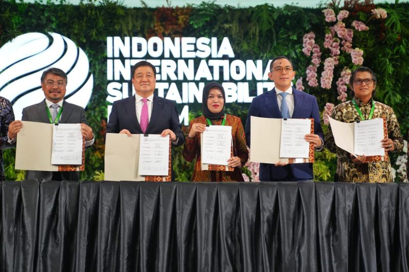Penandatanganan joint study agreement (JSA) antara Pertamina Group dan POSCO International saat gelaran Indonesia International Sustainability Forum (IISF) 2024 di Jakarta, Kamis (5/9/2024). ANTARA/HO-PT PGN Tbk