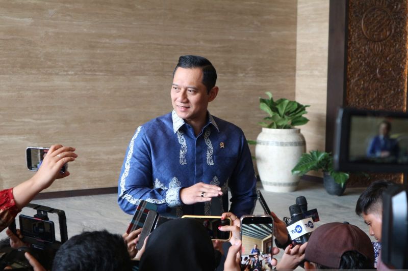 Ketua Umum Demokrat Agus Harimurti Yudhoyono memberikan keterangan di IKN, Jumat (13/9/2024). ANTARA/Rangga Pandu Asmara Jingga