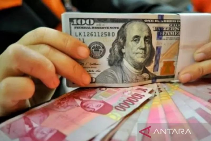 Ilustrasi - Lembaran mata uang rupiah dan dolar AS. ((ANTARA FOTO/Puspa Perwitasari/aa.))