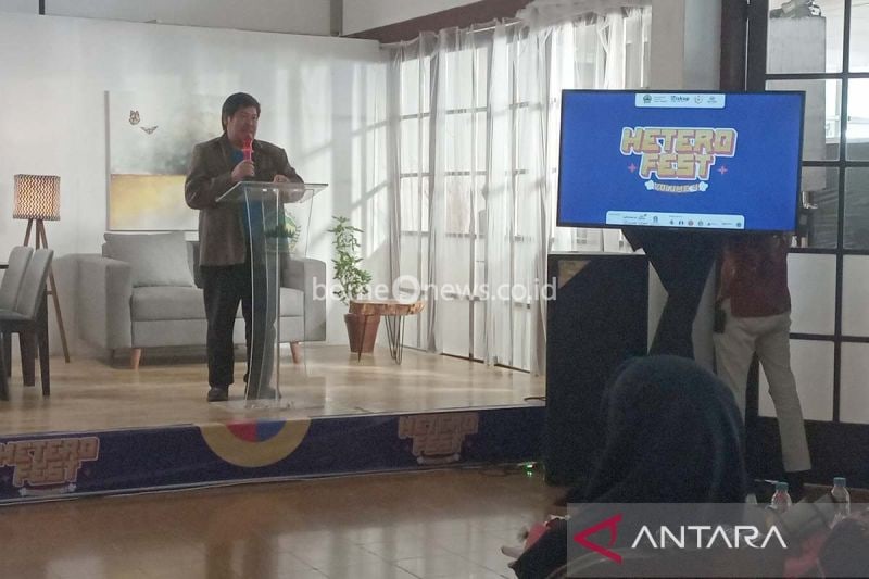 Kepala Dinas Koperasi Usaha Kecil dan Menengah (Dinkop UKM) Provinsi Jawa Tengah Eddy Sulistyo Bramiyanto memberi sambutan dalam pembukaan Hetero Fest Volume 4 di Hetero Space Purwokerto, Kabupaten Banyumas, Jumat (13/9/2024) siang. ANTARA/Sumarwoto