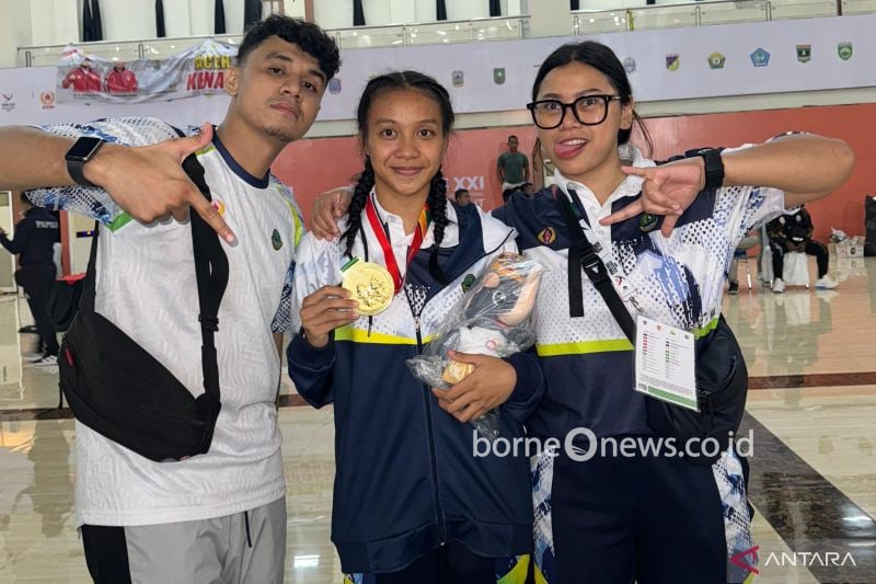 Atlet muaythai asal Kabupaten Bekasi berfoto bersama usai mempersembahkan medali emas PON Aceh-Sumut 2024 untuk kontingen Jawa Barat. (ANTARA/HO: KONI Kabupaten Bekasi).