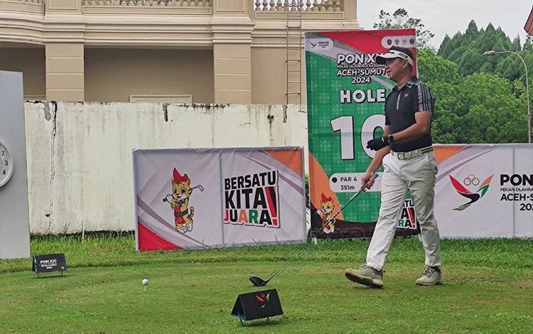 Atlet Golf Perorangan Kalteng, Syahrani saat tampil di Lapangan Golf Royal Sumatera, Jumat 13 September 2024. (FOTO: HERMAWAN)